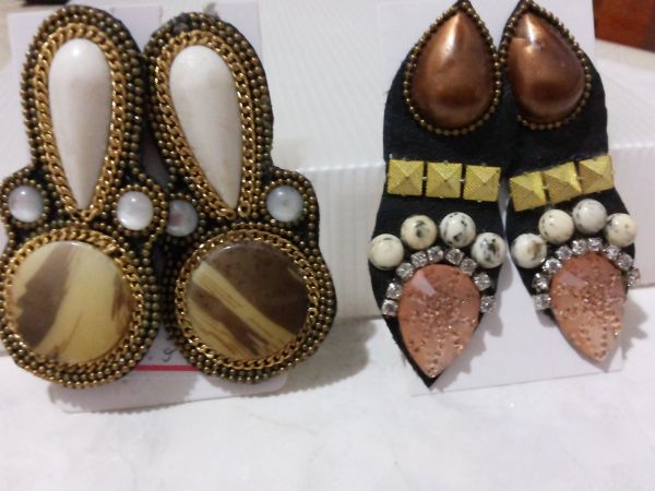 brinco confeccionado com couro, pedras